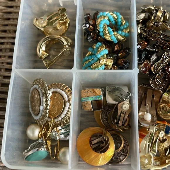 LOT 2 - Clip Earrings - Picture 2 of 4